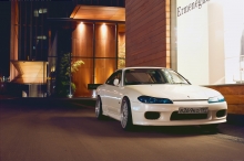 Белый Nissan Silvia/SX с синей пленкой на фарах